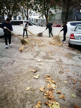 濮陽(yáng)市自來(lái)水公司持續(xù)開展“城市清潔日”活動(dòng)1